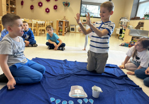 Maksio liczy pace pokazywane przez kolegę i dopasuje odpowiednia cyfrę na wiaderku i ilość kropelek