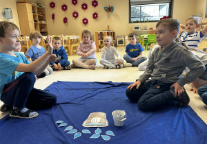Franio liczy pace pokazywane przez kolegę i dopasuje odpowiednia cyfrę na wiaderku i ilość kropelek