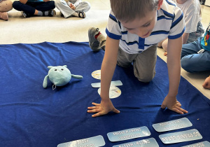 Chłopiec odszukuje opis do ilustracji