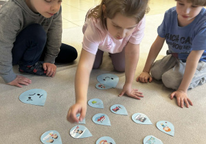 Dzieci segregują odpowiednie ilustracje o oszczędzaniu i marnowaniu wody