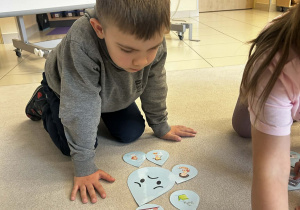 Chłopiec segreguje odpowiednie ilustracje o oszczędzaniu i marnowaniu wody