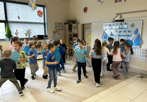 Dzieci tańczą na dywanie