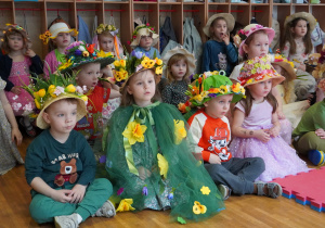 czterolatki siedzą na podłodze