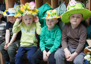 chłopcy w kapeluszach siedzą na ławce