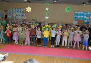 czterolatki i sześciolatki śpiewają