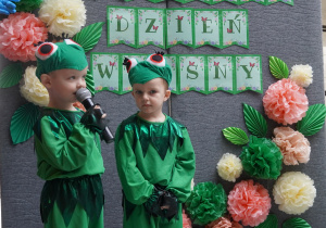 chłopcy w strojach żab mówią wiersze