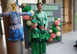 chłopcy w strojach żab pozują z panią Elą