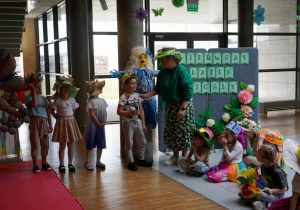 sześciolatki przygotowują się do występu