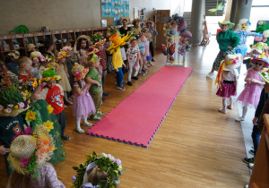 dzieci śpiewają piosenki po angielsku