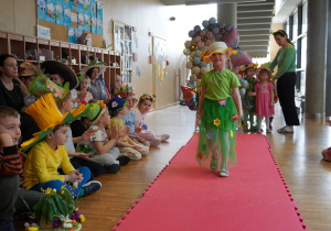 dziewczynka prezentuje swój kapelusz