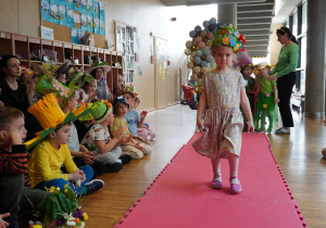 dziewczynka prezentuje swój kapelusz