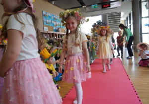 dziewczynki prezentują swoje kapelusze