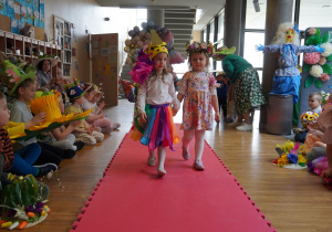 dziewczynki prezentują swoje kapelusze