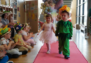 dzieci prezentują swoje kapelusze