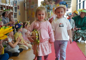 dzieci prezentują swoje kapelusze