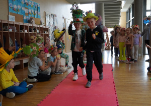 chłopcy prezentują swoje kapelusze