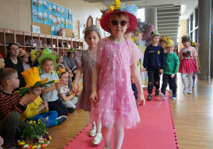 dziewczynka prezentuje swój kapelusz