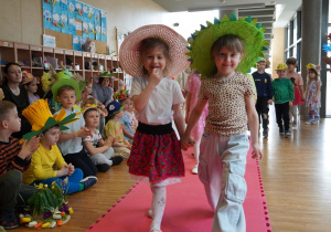 dziewczynki prezentują swoje kapelusze