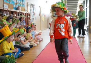 chłopiec prezentuje swój kapelusz