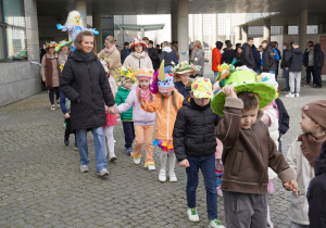dzieci idą w wiosennym pochodzie