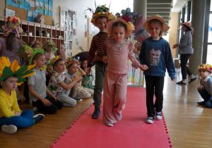 dzieci prezentują swoje kapelusze