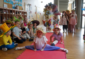 dziewczynki robią szpagaty