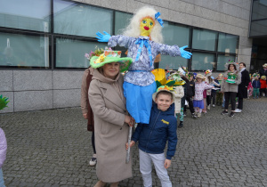 pani i chłopiec niosą Marzannę