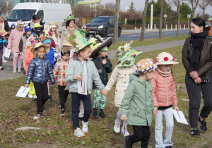 dzieci idą na łąkę