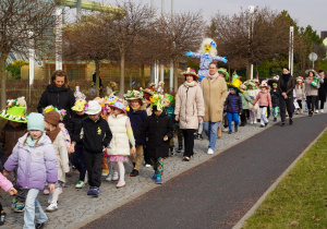 dzieci idą chodnikiem z Marzanną