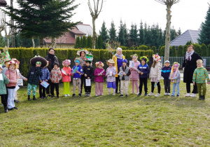 dzieci na łące śpiewają piosenkę