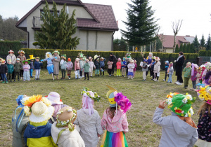 dzieci stoją na łące