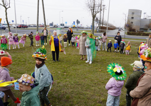 pani pokazuje dzieciom gaik