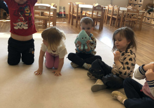 dzieci podają sobie maskotke kropelkę wody