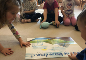 dzieci dowiaduja sie skąd sie bierz deszcz