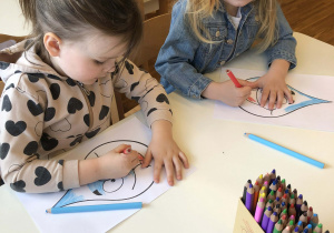 dzieci koloruja kropelkę wody