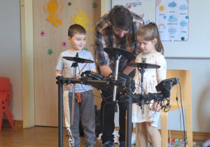 dzieci graja na perkusji