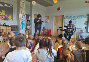 pan Jacek zadaj edzieciom zagadki