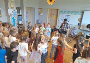 dzieci tańcza do muzyki
