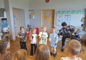 dzieci graja na instrumentach