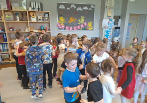 dzieci tańczą do muzyki