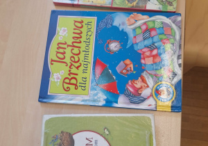 książki leja na stole