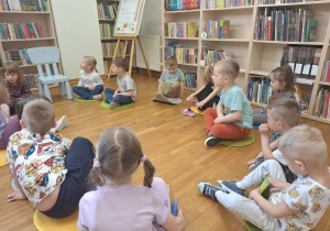 dzieci siedza w kole