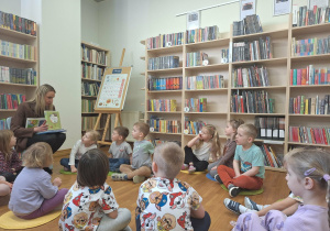 dzieci słuchaja wierszy czytanych przez Pania Olę