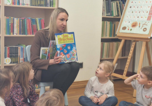 dzieci słuchają wierszy czytanych przez Pania Olę
