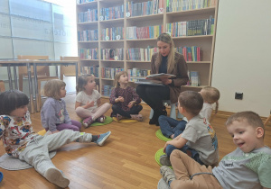 dzieci słuchają wierszy czytanych przez Pania Olę