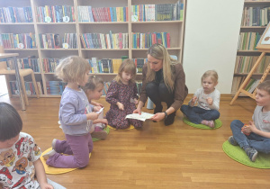 pani Ola rozdaje dzieciom naklejki