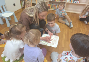 pani Ola rozdaje dzieciom naklejki