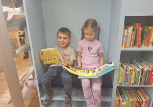 dzieci ogladaja książki