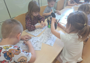 dzieci kolorują