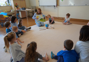 pani pokazuje dzieciom jak krąży woda